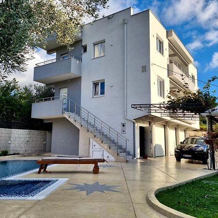 Villa Holiday Apartments บาร์ ภายนอก รูปภาพ